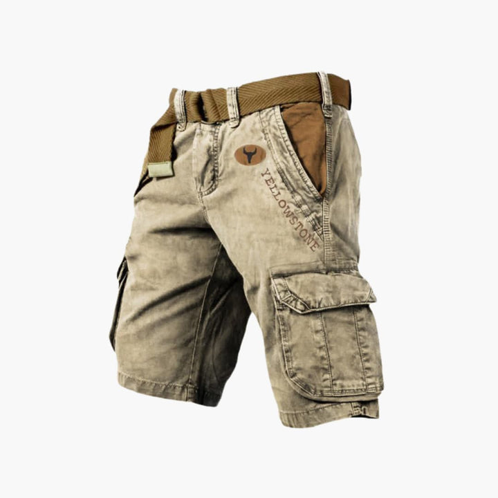 Beigefarbene Fabian Cargo-Shorts mit Gürtel, Seitentaschen, Yellowstone-Schriftzug und markanten Kontrastdetails.