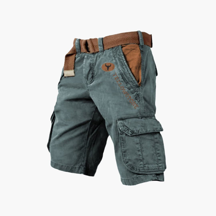 Dunkelgrüne Fabian Cargo-Shorts in knielanger Passform mit braunem Stoffgürtel, Seitentaschen und Yellowstone-Logo.