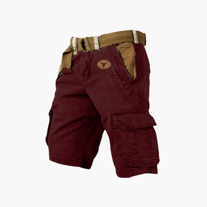 Dunkelrote Herren-Cargoshorts mit beigem Gürtel, Seitentaschen und markantem Yellowstone-Logo-Patch.