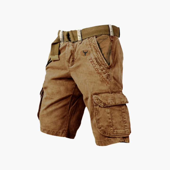 Braune, knielange Herren-Cargoshorts mit Seitentaschen, Yellowstone-Schriftzug und beigem Stoffgürtel.