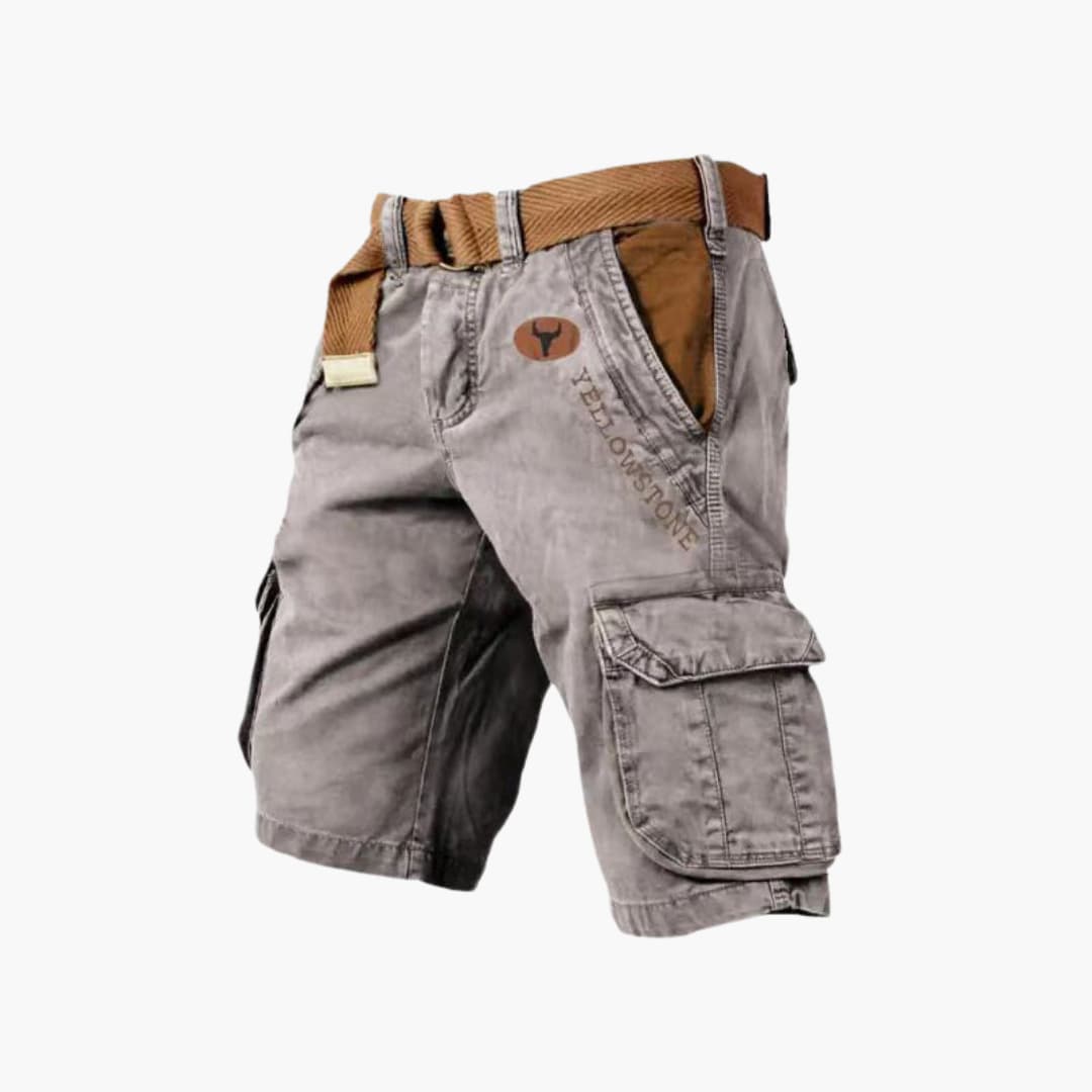 Graue Fabian Cargo-Shorts in knielanger Passform mit braunem Gürtel, Seitentaschen und Yellowstone-Logo-Detail.