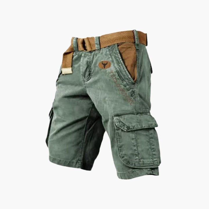 Olivgrüne Fabian Cargo-Shorts mit braunem Gürtel, Seitentaschen und markanten Kontrastdetails im funktionalen Design.