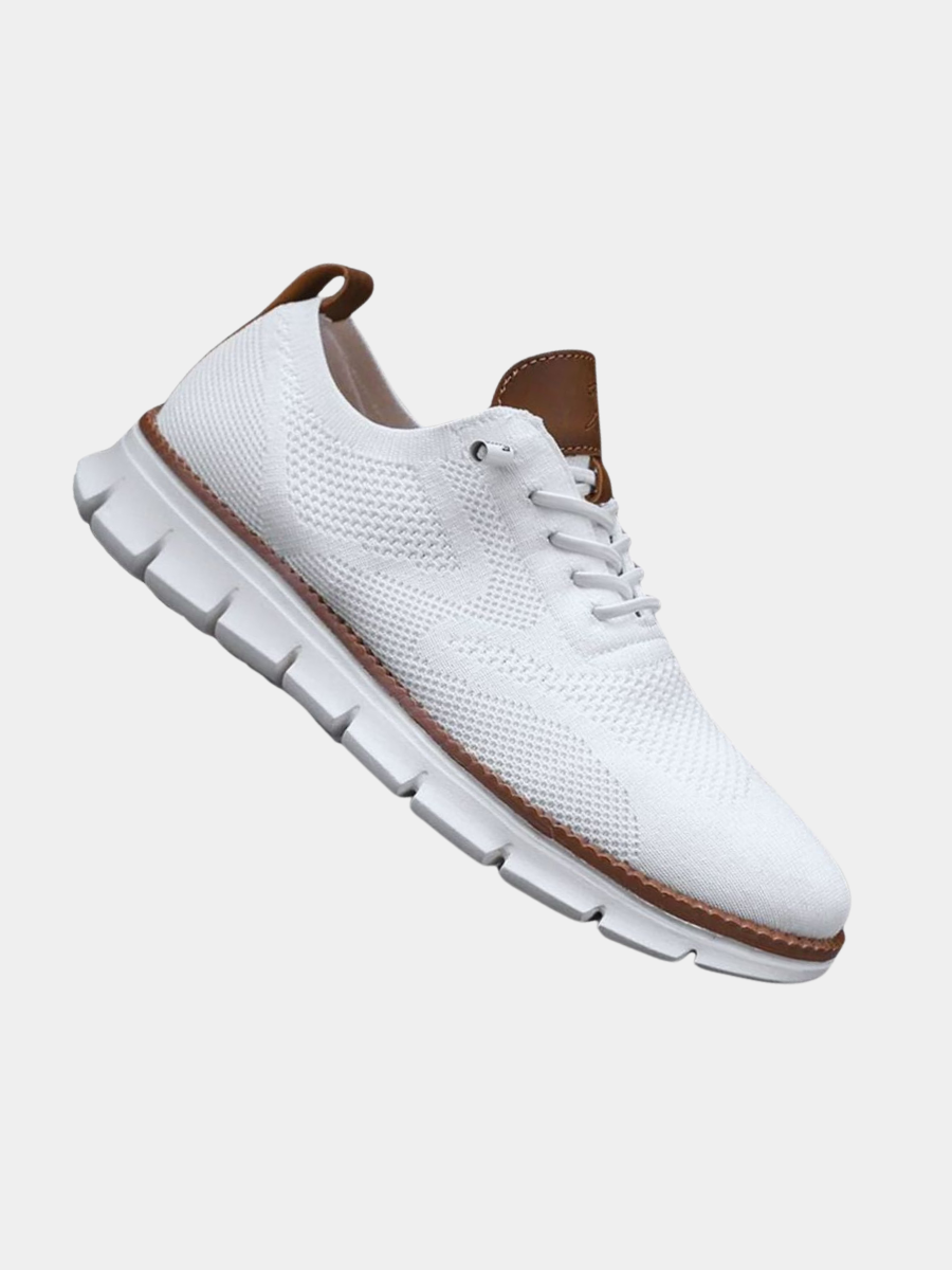Weißer Herren-Sneaker aus atmungsaktivem Mesh mit braunen Lederoptik-Details und flexibler, gerillter Laufsohle.