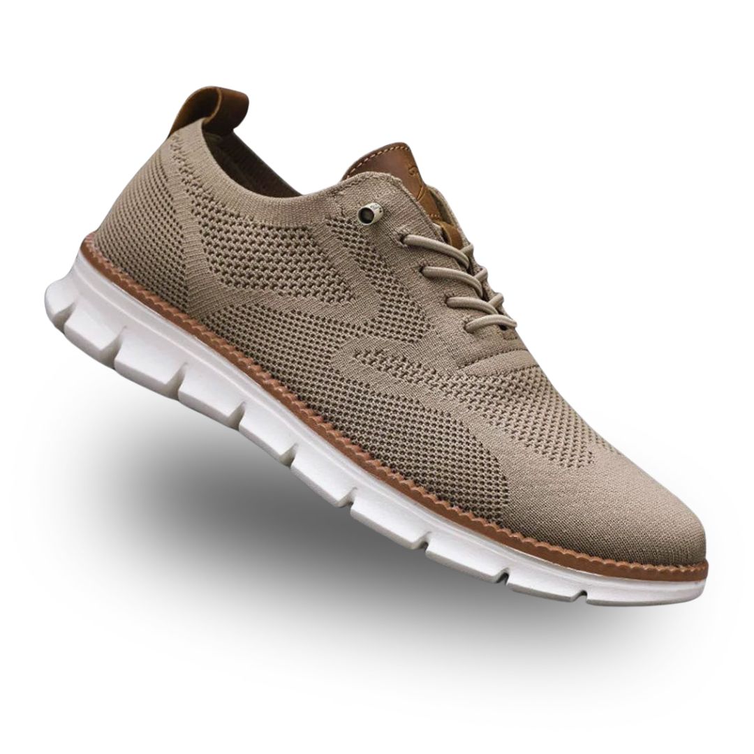 Beiger Herren-Sneaker aus atmungsaktivem Mesh mit braunen Lederoptik-Details und weißer, flexibler Laufsohle.
