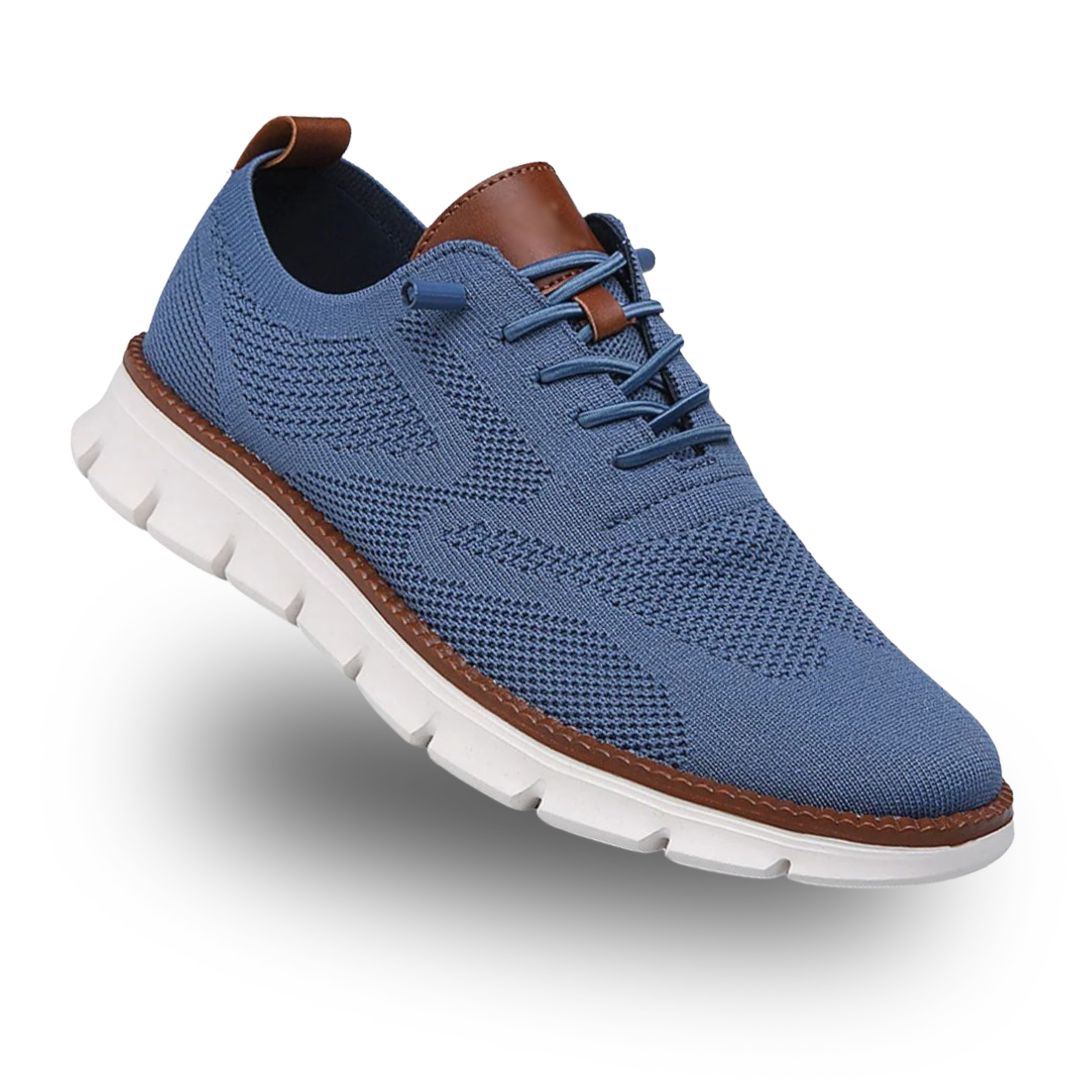 Blauer Herren-Mesh-Sneaker mit braunen Lederoptik-Details und weißer, flexibler Laufsohle.