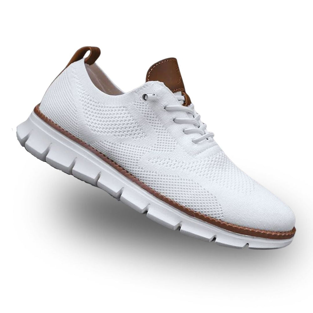 Weißer Herren-Mesh-Sneaker mit braunen Lederoptik-Details und flexibler, weißer Laufsohle.