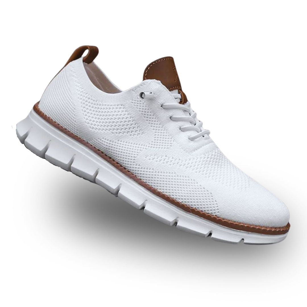 Weißer Herren-Mesh-Sneaker mit braunen Lederoptik-Details und flexibler, weißer Laufsohle.