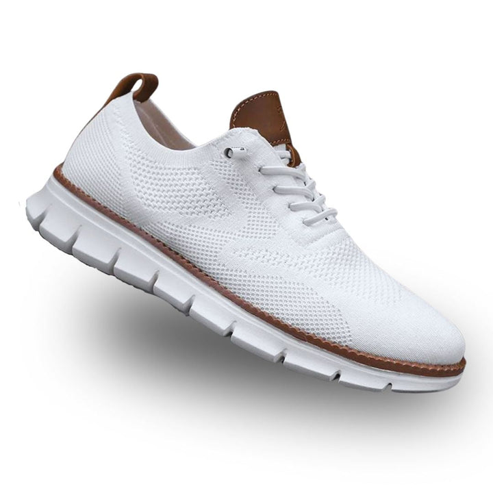 Weißer Herren-Mesh-Sneaker mit braunen Lederoptik-Details und flexibler, weißer Laufsohle.