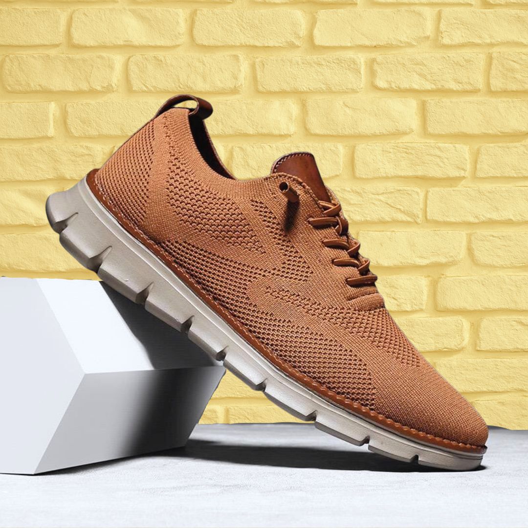 Brauner Herren-Sneaker aus atmungsaktivem Mesh mit Lederoptik-Details und flexibler, heller Laufsohle.
