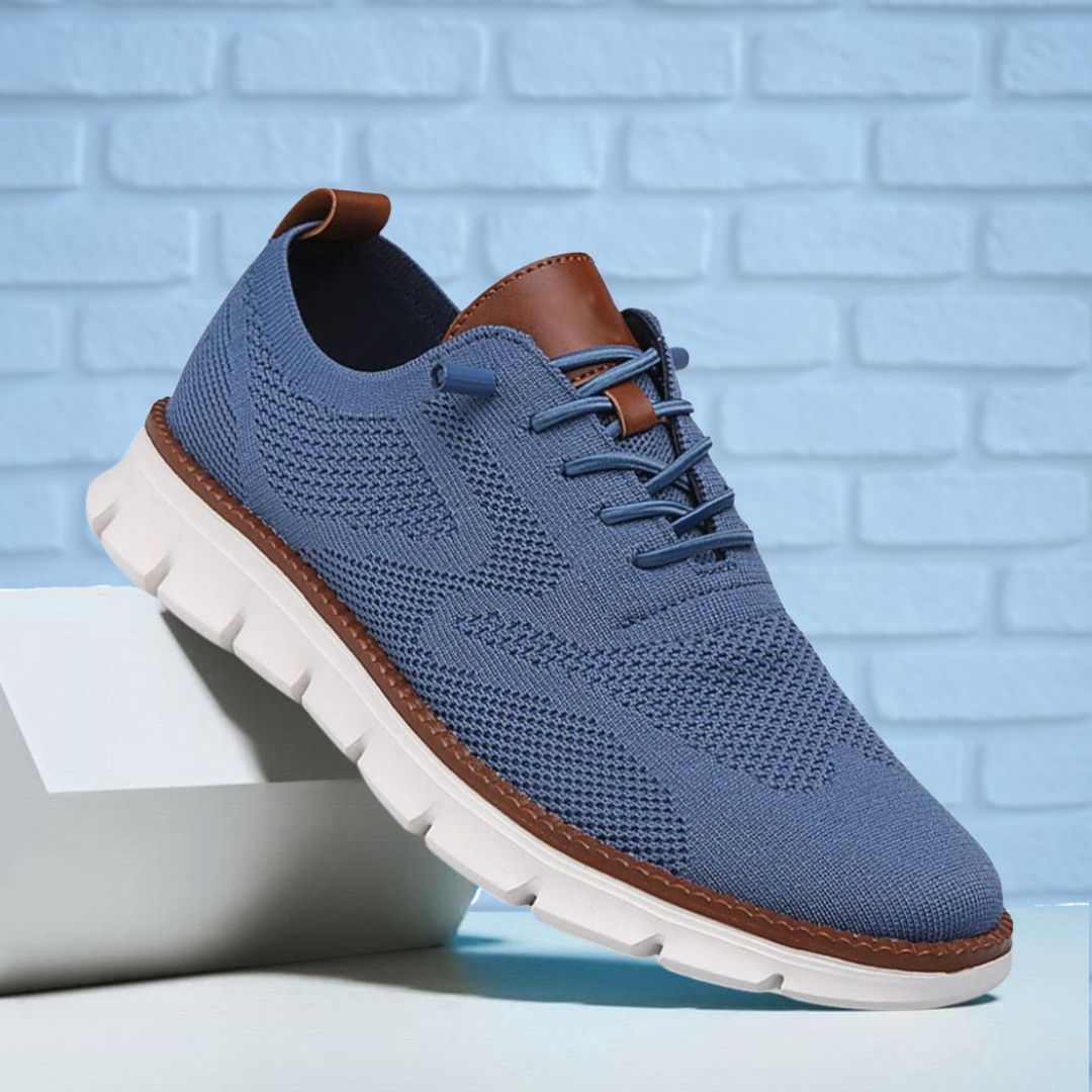 Blauer Herren-Sneaker aus atmungsaktivem Mesh mit braunen Lederoptik-Details und weißer, flexibler Laufsohle.