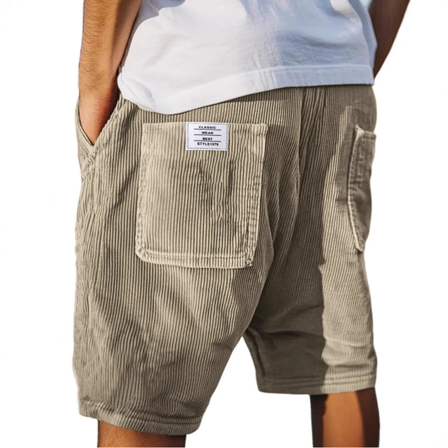 Beige Herren-Samtshorts im Relaxed Fit mit elastischem Bund und aufgesetzter Gesäßtasche mit Label-Patch.