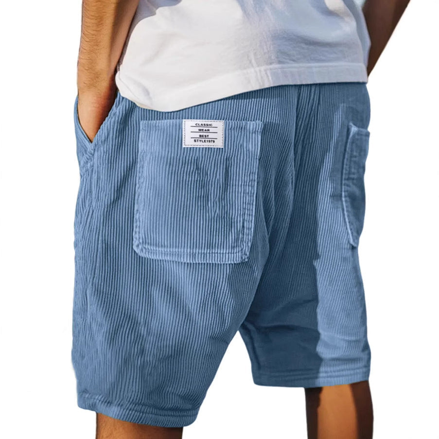 Blaue Herren-Samtshorts im Relaxed Fit mit elastischem Bund und aufgesetzter Gesäßtasche mit Label-Patch.