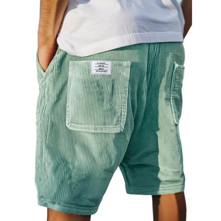 Hellgrüne Herren-Shorts aus weichem Samt mit elastischem Bund, Relaxed Fit und aufgesetzter Gesäßtasche mit Label.