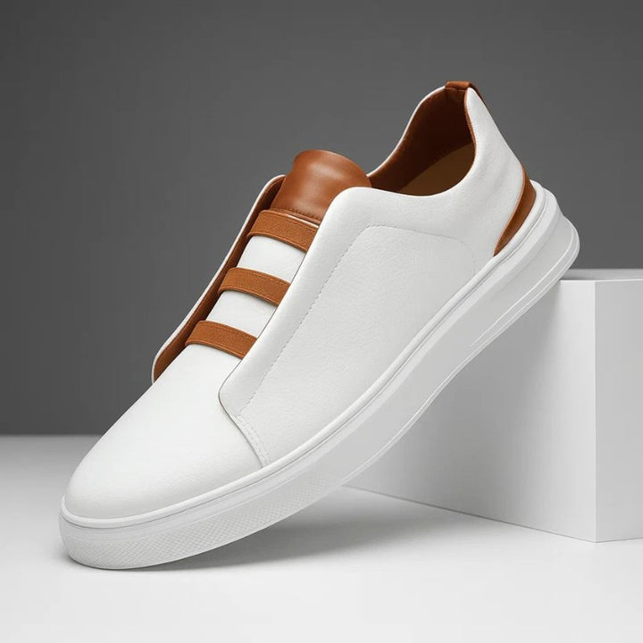 Weißer Herren-Sneaker aus Leder mit braunen elastischen Riemen und farblich abgesetztem Fersenbereich.