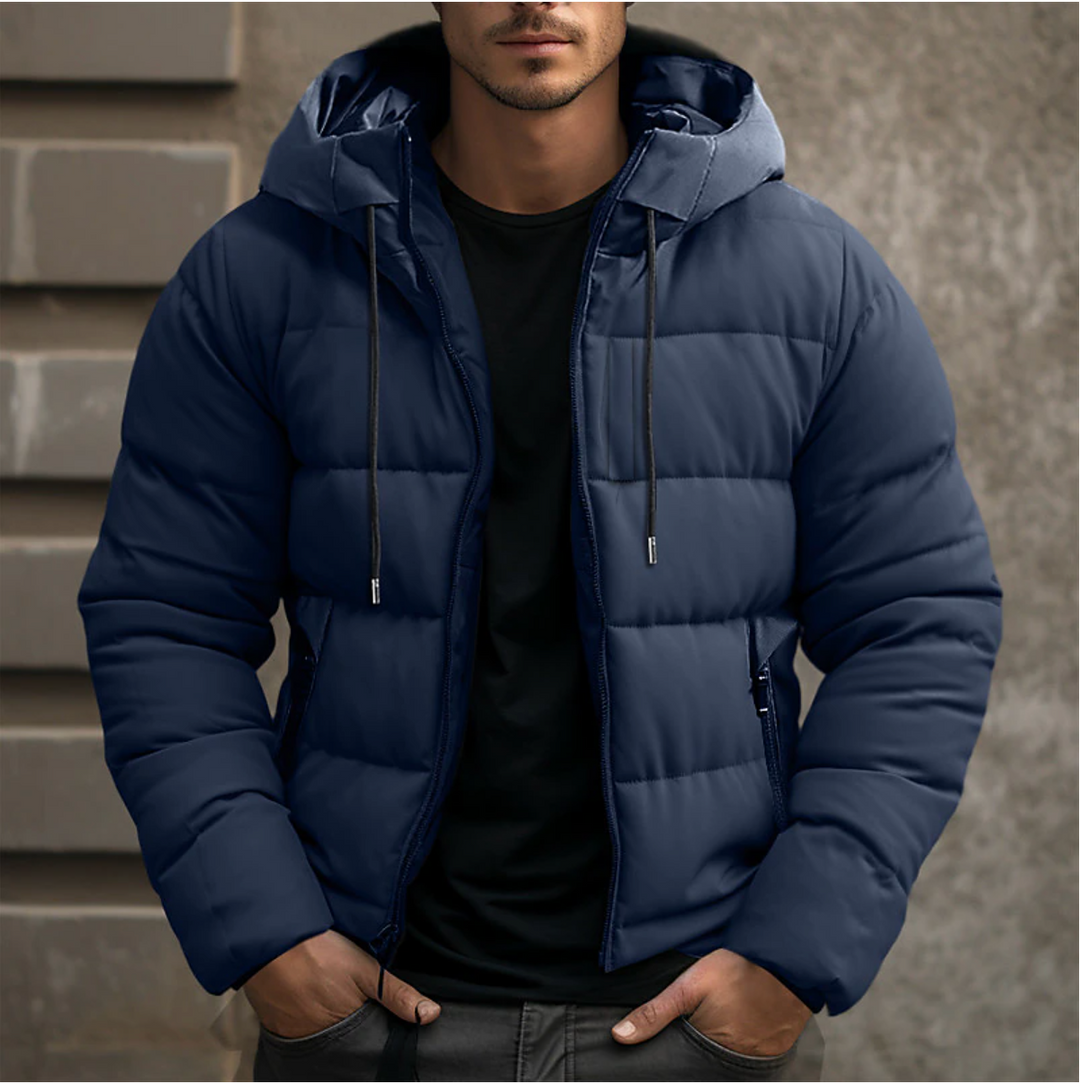 Dunkelblaue Herren-Steppjacke mit Kapuze, Kordelzug und Reißverschluss für kalte Wintertage.