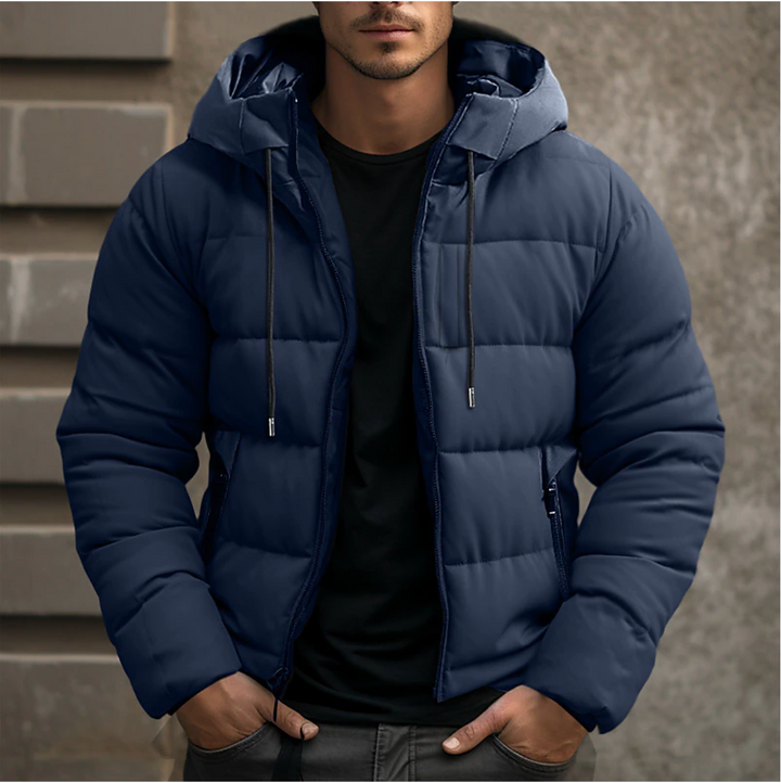 Dunkelblaue Herren-Steppjacke mit Kapuze, Kordelzug und Reißverschluss für kalte Wintertage.