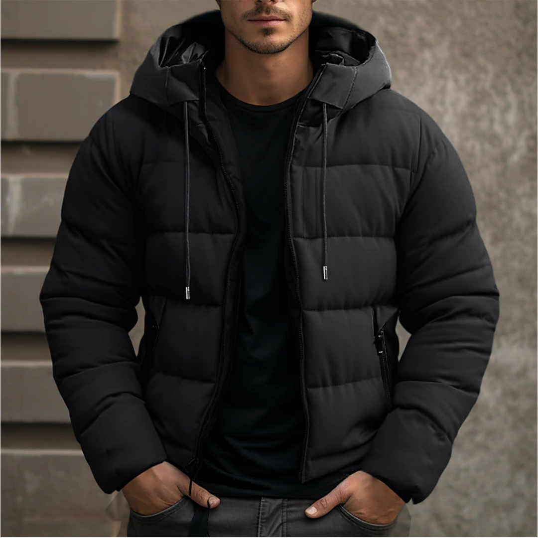 Schwarze Herren-Steppjacke mit Kapuze, Kordelzug und durchgehendem Reißverschluss für kalte Wintertage.