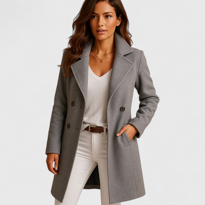 Taillierter grauer Damenmantel mit Reverskragen, Knopfleiste und Seitentaschen für einen eleganten Look.