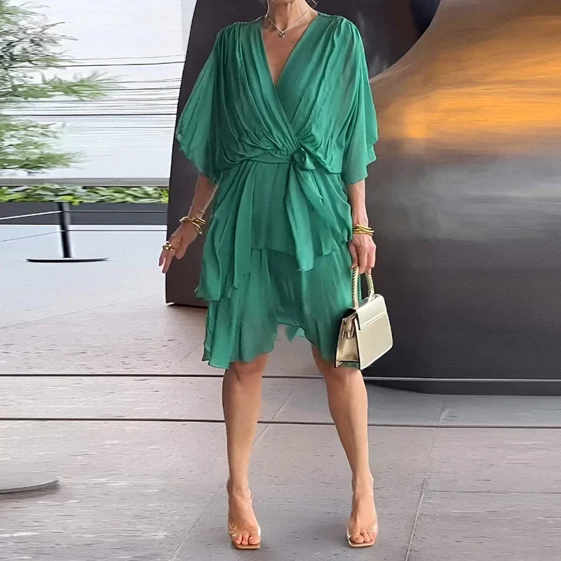 Grünes Fabienne Wickel-Midikleid mit V-Ausschnitt, Taillenbindung und Stufenrock