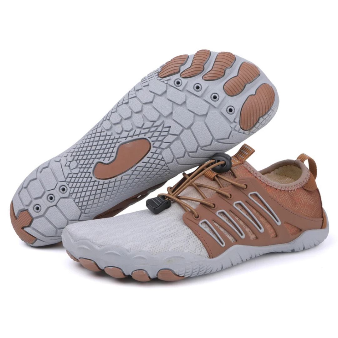 Braune und graue Herren-Barfussschuhe mit atmungsaktivem Mesh, flexibler Sohle mit Zehenprofil und praktischem Kordelzug.
