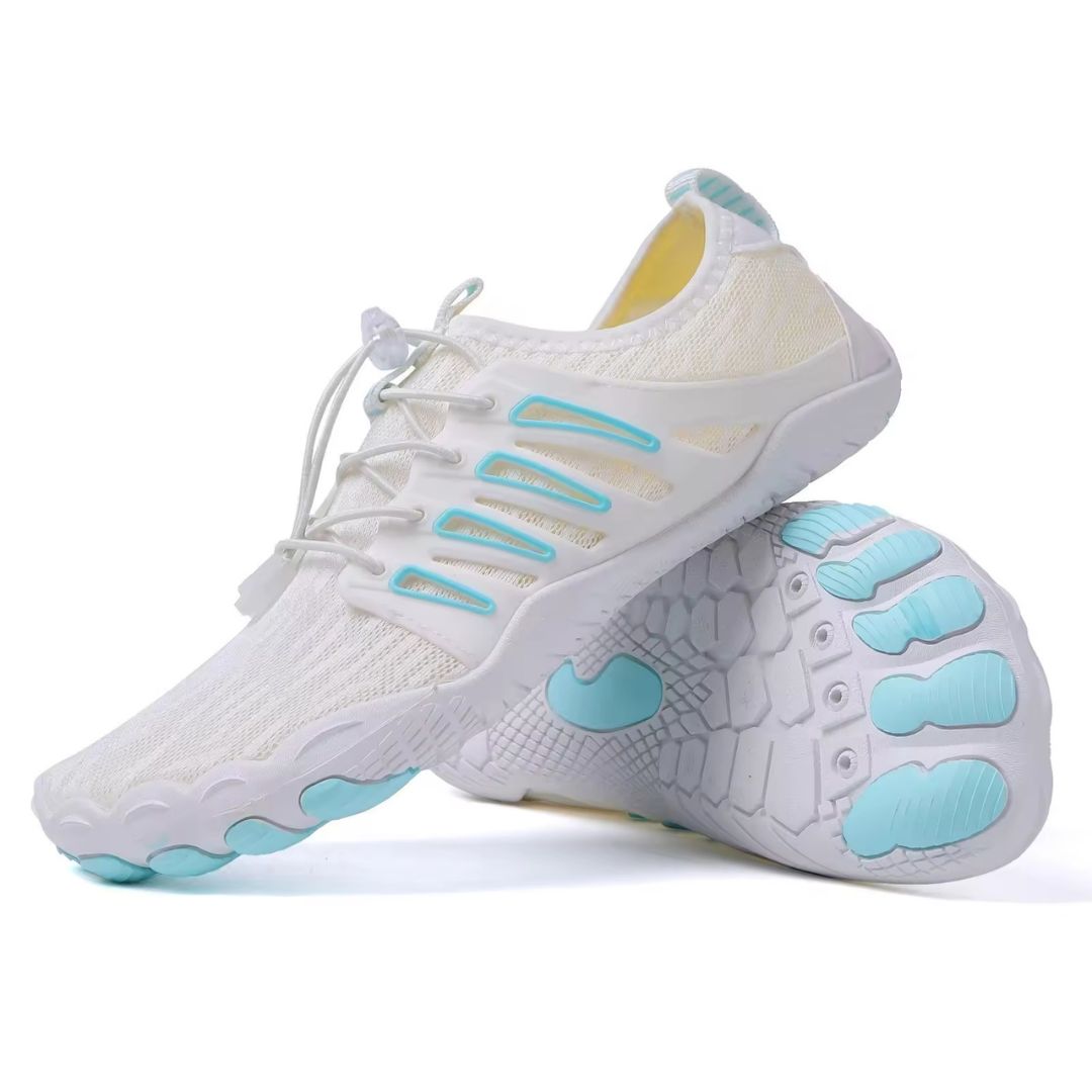 Weiße Fabio Barfußschuhe mit atmungsaktivem Mesh, hellblauen Akzenten, Kordelzug-Verschluss und flexibler Zehenprofil-Sohle.