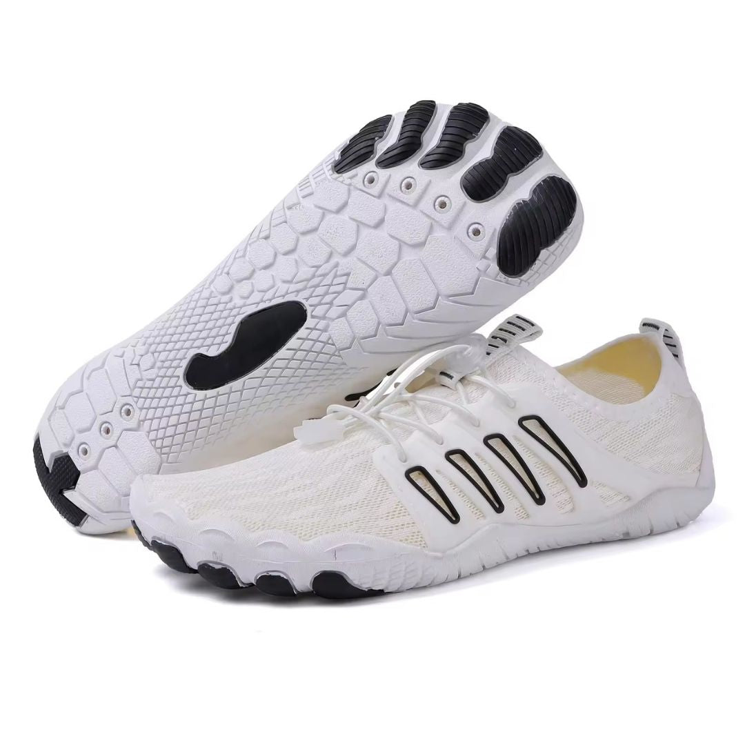 Weiße Fabio Barfußschuhe aus atmungsaktivem Mesh mit flexibler Zehensohle und praktischem Kordelzug-Verschluss.