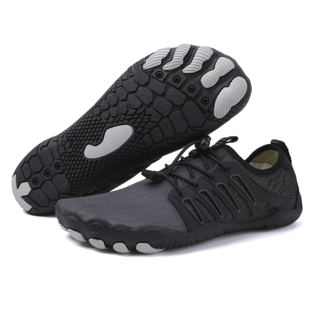 Schwarze Fabio Barfussschuhe mit atmungsaktivem Mesh, Kordelzug und flexibler, griffiger Zehenprofil-Sohle.