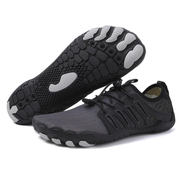 Schwarze Fabio Barfussschuhe mit atmungsaktivem Mesh, Kordelzug und flexibler, griffiger Zehenprofil-Sohle.