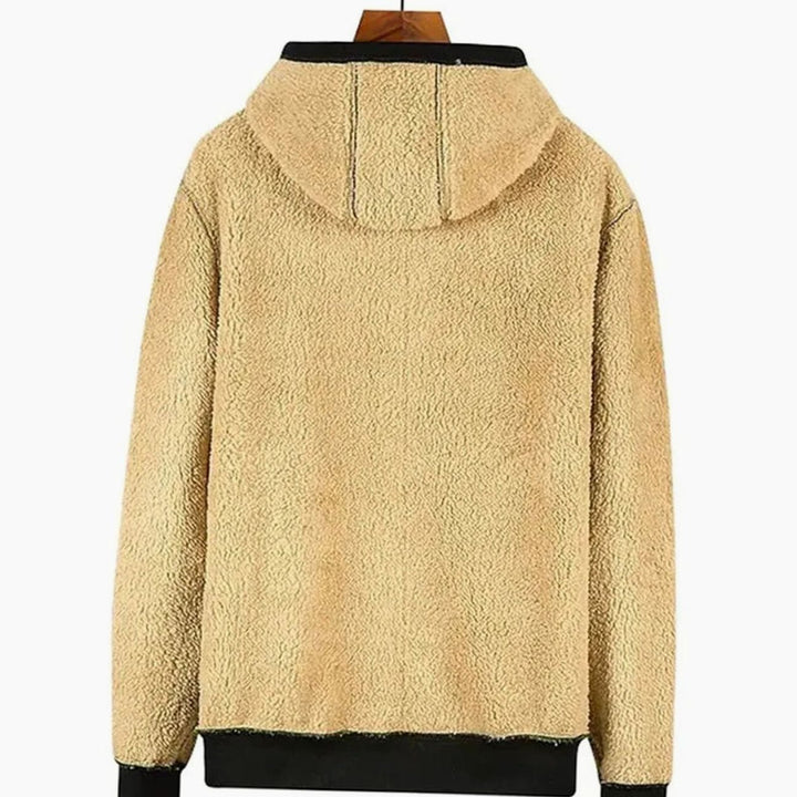 Beige Herren Kapuzenjacke aus kuscheligem Fleece mit schwarzem Saum und Kapuze für warme Wintertage.