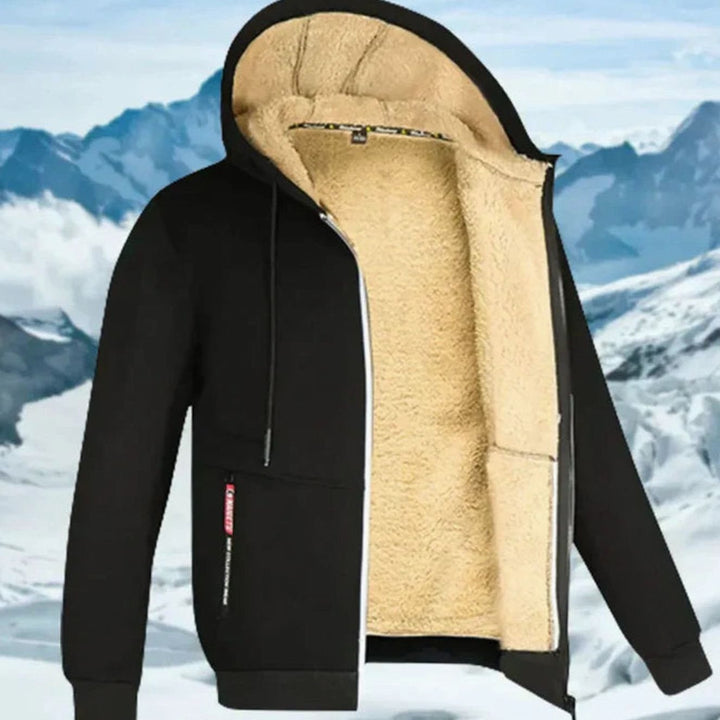 Schwarze Herren-Kapuzenjacke mit kuscheligem beigem Fleecefutter, Reißverschluss und praktischen Taschen für kalte Tage.