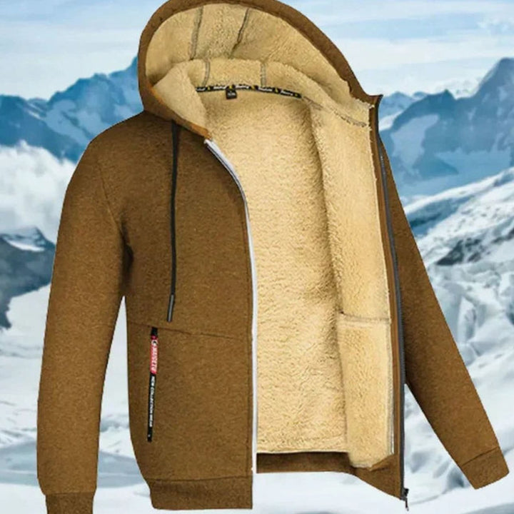 Braune Herren Kapuzenjacke mit kuscheligem Fleecefutter, durchgehendem Reißverschluss und praktischen Taschen für den Winter.