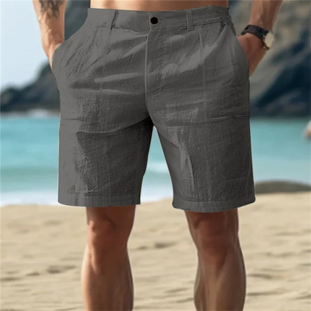 Dunkelgraue Herren-Leinenshorts mit elastischem Bund und Seitentaschen am Strand.