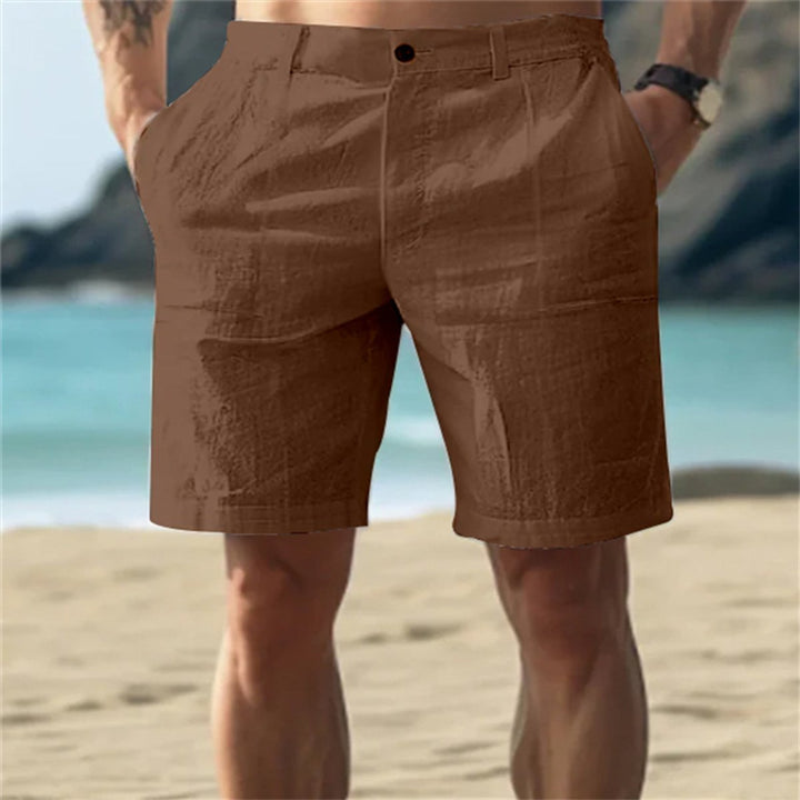 Braune Herren-Leinenshorts mit elastischem Bund und Seitentaschen am Strand.