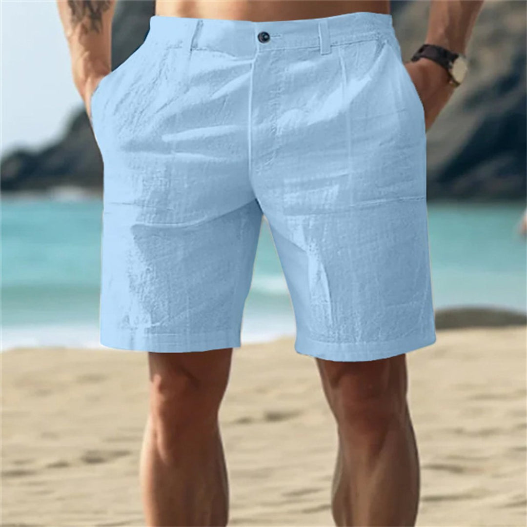 Hellblaue Herren-Leinenshorts mit elastischem Bund und Seitentaschen am Strand.
