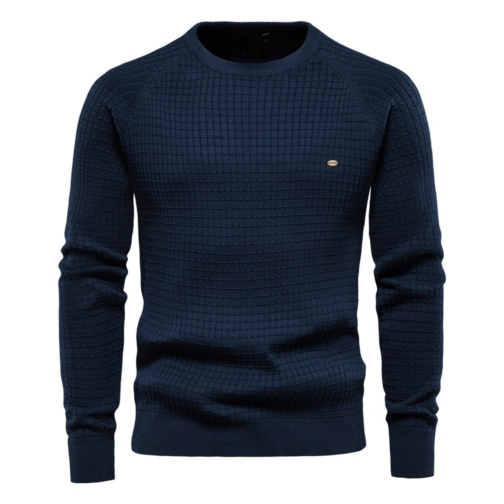 Dunkelblauer Herren-Strickpullover mit Karo-Struktur, Rundhalsausschnitt und Raglanärmeln.