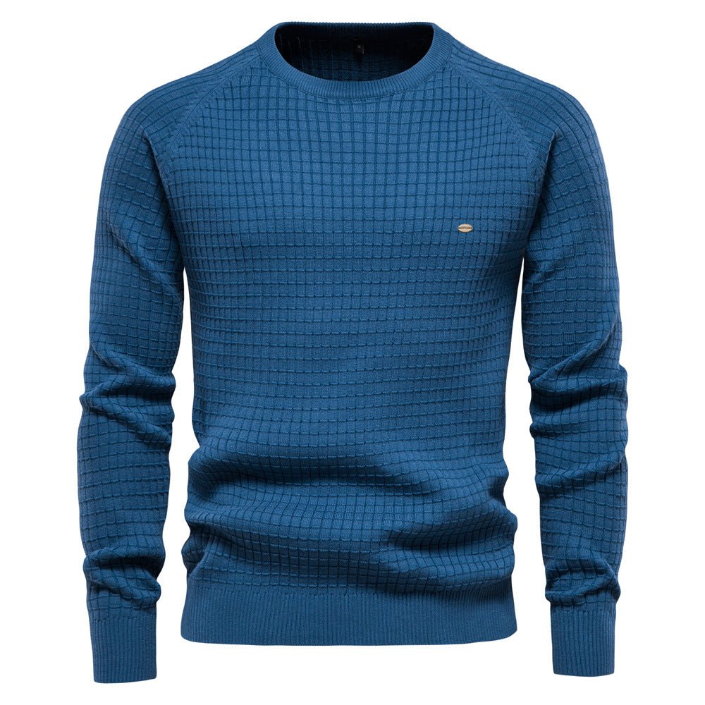 Blauer Herren-Strickpullover mit Rundhals, Raglanärmeln und markantem Karo-Strukturmuster.