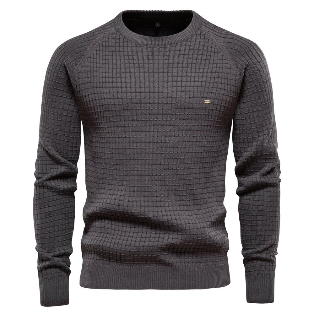 Dunkelgrauer Herren-Strickpullover mit Rundhals, Raglanärmeln und feinem Karo-Strukturmuster.
