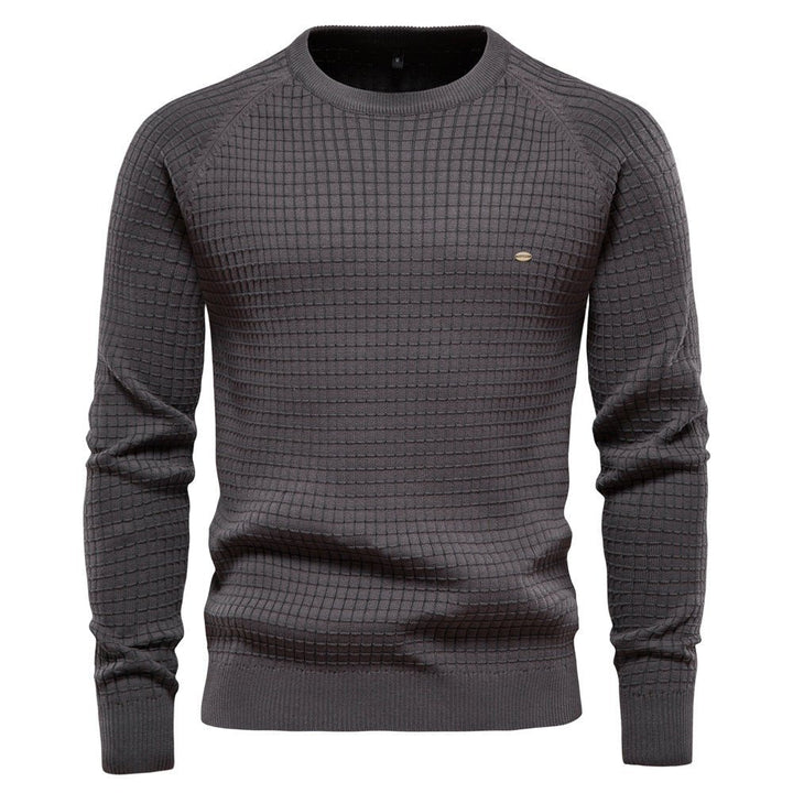 Dunkelgrauer Herren-Strickpullover mit Rundhals, Raglanärmeln und feinem Karo-Strukturmuster.