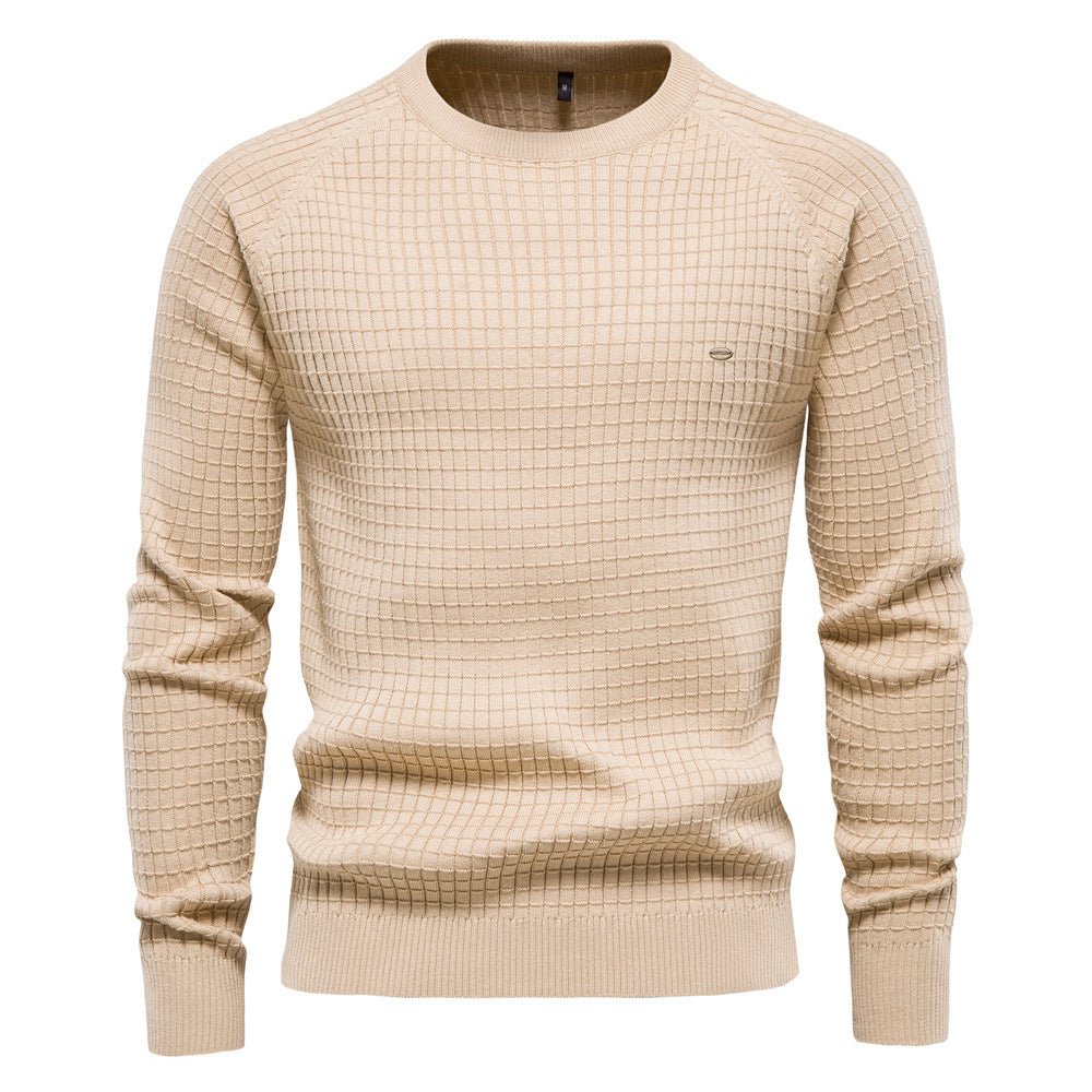 Beiger Herren-Strickpullover mit Rundhals, Raglanärmeln und markantem Karo-Strukturmuster.