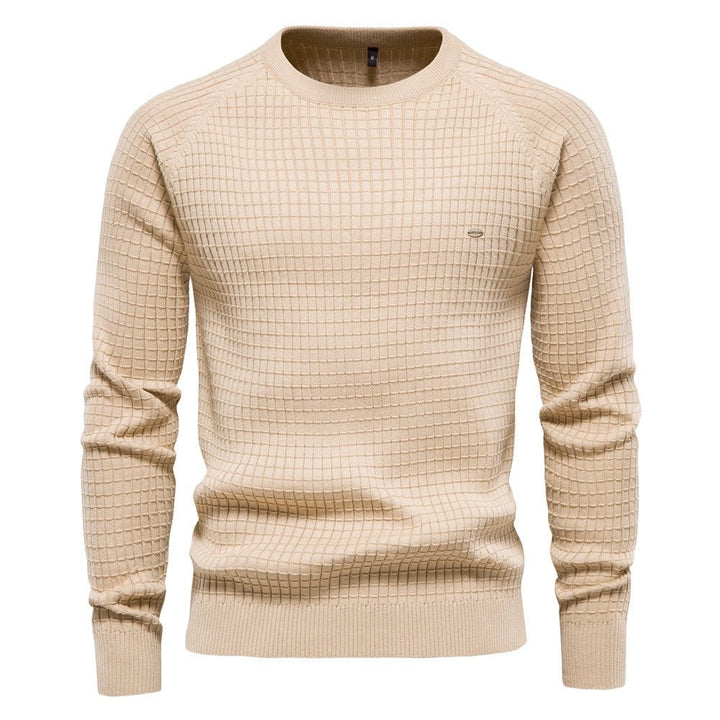 Beiger Herren-Strickpullover mit Rundhals, Raglanärmeln und markantem Karo-Strukturmuster.