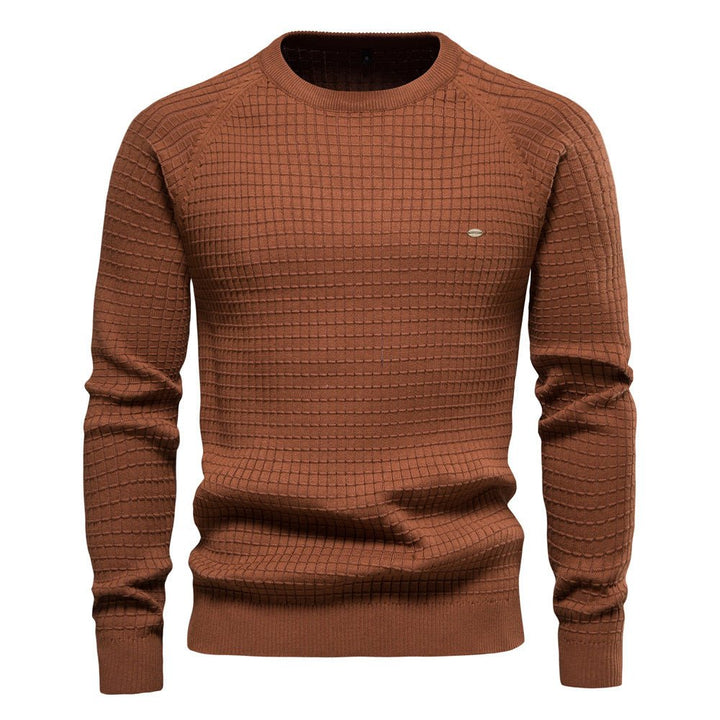 Brauner Herren-Strickpullover mit Rundhals, Raglanärmeln und modernem Karo-Strukturmuster.