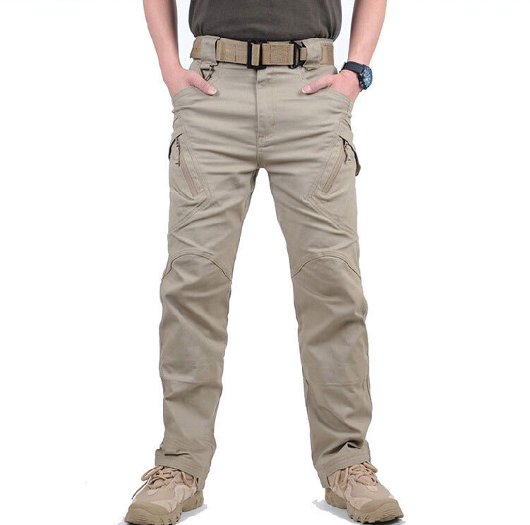 Beigefarbene Fabrice Tactical Cargohose mit Reißverschlusstaschen, verstärkten Knien und robustem Gürtel für Outdoor-Aktivitäten.