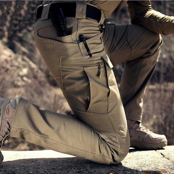 Beige Fabrice Tactical Cargohose aus robustem Material mit praktischen Reißverschlusstaschen für Outdoor-Abenteuer.