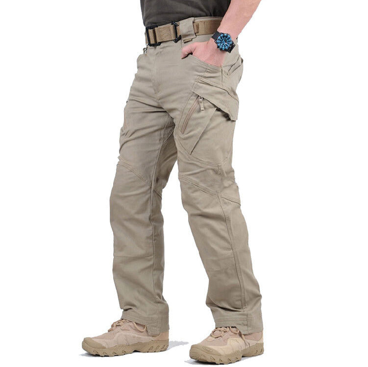 Beige taktische Herren-Cargohose mit verstärkten Knien, seitlichen Reißverschlusstaschen und robustem Gürtel für Outdoor-Aktivitäten.