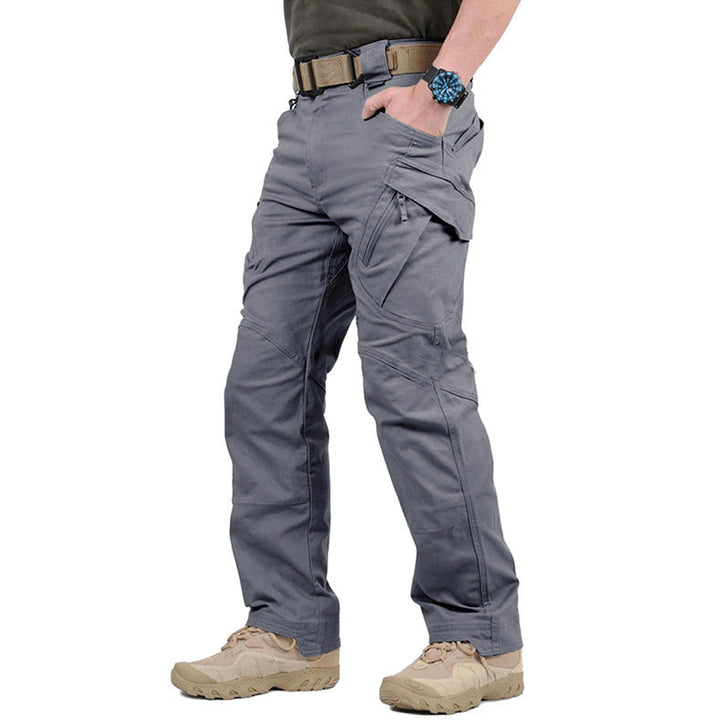 Graue Fabrice Tactical Cargohose mit verstärkten Nähten, zahlreichen Reißverschlusstaschen und robustem Material.