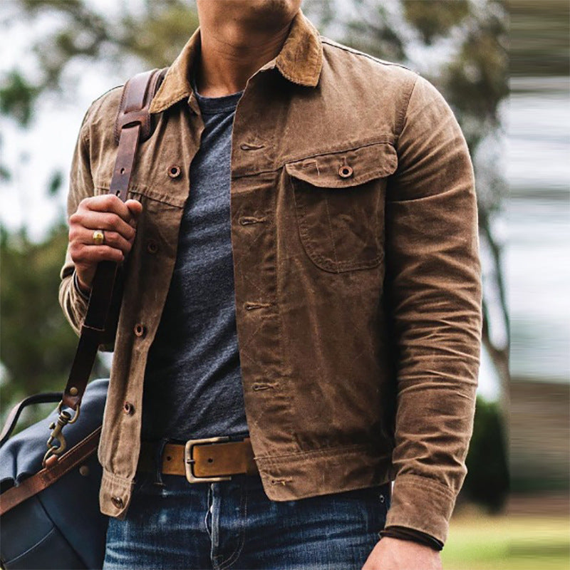 Braune Herrenjacke Felix mit Kontrastkragen, Knopfleiste und Brusttaschen für einen robusten, modernen Look.