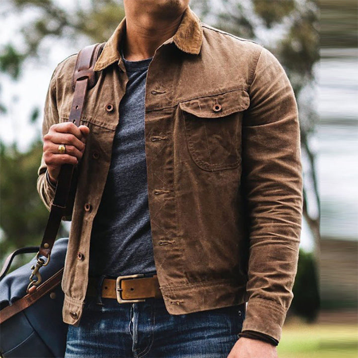 Braune Herrenjacke Felix mit Kontrastkragen, Knopfleiste und Brusttaschen für einen robusten, modernen Look.