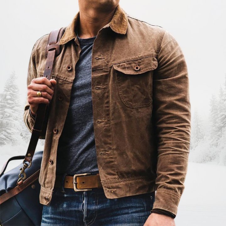 Braune Herrenjacke Felix mit Kontrastkragen, Knopfleiste und Brusttaschen im robusten, geraden Schnitt.