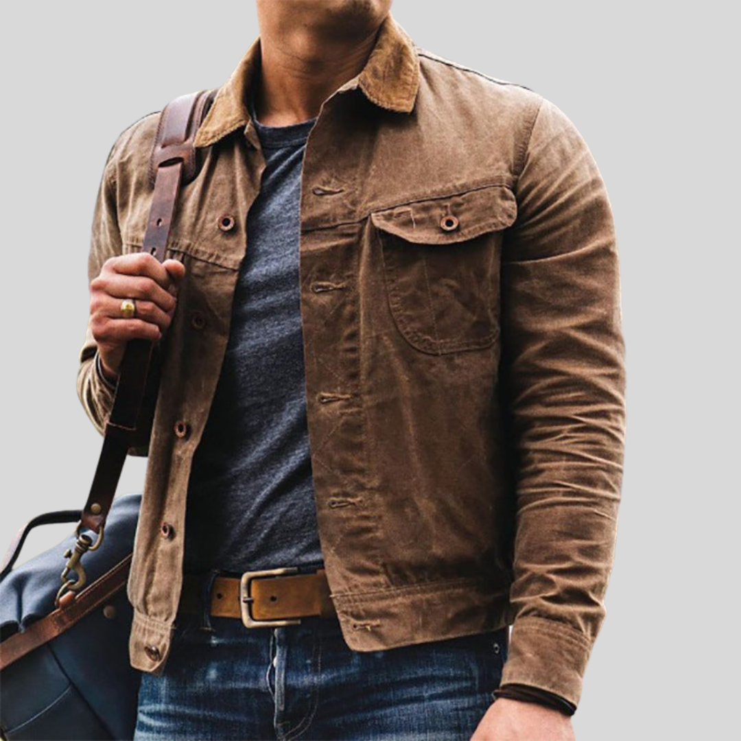 Braune Herrenjacke Felix mit Kontrastkragen, Knopfleiste und praktischen Brusttaschen im robusten, geraden Schnitt.