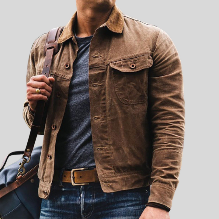 Braune Herrenjacke Felix mit Kontrastkragen, Knopfleiste und praktischen Brusttaschen im robusten, geraden Schnitt.